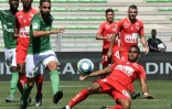 Le milieu stéphanois Ryad Boudebouz (N.7) bute sur celui de Brest Samuel Grandsir lors du match nul entre les deux équipes à Geoffroy-Guichard, le 18 août 2019