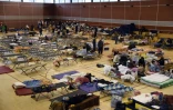 Des gens hébergés dans un gymnase à Nemours après des inondations le 2 juin 2016
