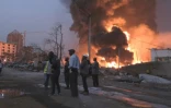 Cette image extraite d'une séquence vidéo de l'AFPTV du 18 décembre 2023 montre les flammes de l'incendie du principal dépôt de carburant de Conakry en Guinée