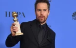 Sam Rockwell dimanche 7 janvier brandissant son Golden Globe du meilleur second rôle dans  "3 Billboards - Les panneaux de la vengeance