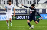 L'attaquant sud-coréen de Bordeaux, Hwang Ui-jo, tente un tir malgré le retour du défenseur croate de Marseille, Duje Caleta-Car, lors de l'ouverture de la 20e journée de Ligue 1, le 7 janvier 2022 au Matmut Stadium