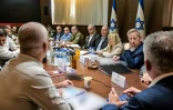 Cette photo, diffusée par le service de presse du gouvernement israélien, montre le Premier ministre Benjamin Netanyahu (5-D) présider la réunion du cabinet de sécurité qui a approuvé l'accord sur un cessez-le-feu à Gaza, le 19 janvier 2025