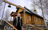 Le père Edelchtein devant son église du petit village russe de Novo-Bely, le 25 avril 2022