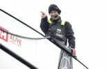 Le skipper Thomas Coville juché sur son nouveau trimaran "Sodebo" mis à l'eau, le 18 mars 2019 à Vannes