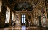 Des visiteurs prennent en photo la fenêtre par laquelle des cambrioleurs se sont introduits en octobre 2025 dans la galerie d'Apollon du musée du Louvre, lors de la réouverture des lieux, le 22 juillet 2026 à Paris