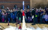 Des spectateurs regardent le lancement de modèles réduits de fusées, à Saint-Pétersbourg, le 11 avril 2021, alors que La Russie célèbre la conquête de l'espace par Gagarine il y a 60 ans