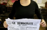 Eleonore Dufrenois, journaliste et directrice adjointe du journal, pose avec un numéro du "Démocrate de l'Aisne", le 2 janvier 2018 à Vervins