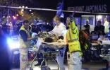 Des secouristes évacuent une personne blessée lors de l'attaque terroriste contre la salle de concert du Bataclan, le 13 novembre 2015, à Paris