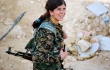 Une membre de l'unité de protection des femmes kurdes (YPJ), donne des ordres par talkie-walkie dans le village de Mazraat Khaled, à environ 40 km de Raqa, le 9 novembre 2016