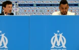 Le milieu de terrain français Dimitri Payet (d.) et le président espagnol de l'Olympique de Marseille Pablo Longoria (g.), lors d'une conférence de presse annonçant le départ du joueur du club phocéen, à Marseille, le 21 juillet 2023
