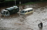 Une rue inondée le 29 avril 2016 à Nairobi