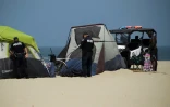 Des policiers de Los Angeles contrôlent un campement de SDF à Venice Beach, le 16 juin 2021 en Californie