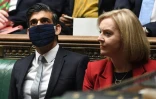 Les ministres britanniques des Affaires étrangères Liz Truss (d) et des Finances Rishi Sunak à la Chambre des communes à Londres, le 27 octobre 2021