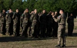 Des volontaires reçoivent des instructions de la part d'un sergent dans le cadre de leur service militaire national, à la base aérienne d'Evreux-Fauville, à Evreux, le 4 septembre 2026