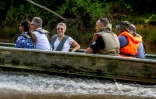 La Première ministre française Elisabeth Borne à bord d'une pirogue se rendant au point de contrôle fluvial du Petit Inini, un affluent du grand fleuve Maroni sur la commune de Maripasoula (centre ouest de la Guyane), le 1er janvier 2024