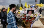 Des manifestants israéliens brandissent pancartes et banderoles devant le bureau du Premier ministre à Jérusalem, appelant à continuer de mettre en application l'accord de trêve à Gaza afin de ramener tous les otages encore captifs, le 11 février 2025
