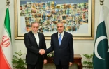 Photo diffusée le 5 mai 2025 par le ministère pakistanais des Affaires étrangères montrant le ministre pakistanais des Affaires étrangères Ishaq Dar (d) et son homologue iranien Abbas Araghchi, lors d'une rencontre à Islamabad