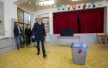 Le Premier ministre tchèque sortant et candidat aux législatives Petr Fiala dans un bureau de vote à Brno, le 3 octobre 2025