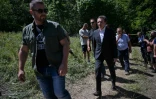 Le Premier ministre du Kosovo Albin Kurti (C) arrive sur les lieux où sept dépouilles ont été retrouvées dans une fosse commune qui pourrait contenir les restes de plus de vingt Kosovars albanais disparus pendant la guerre des années 1990, à Kalludër, dans le nord du pays