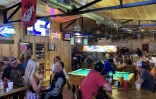 Des clients dans un bar restaurant de Tybee Island, près de Savannah, le 16 mai 2020 en Géorgie