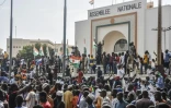 Manifestation de soutien aux putschistes devant l'Assemblée nationale du Niger, à Niamey, le 30 juillet 2023