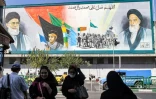 Une peinture murale représente l'ayatollah Ruhollah Khomeini (à droite), premier guide suprême de l'Iran depuis la Révolution islamique de 1979, et l'actuel guide suprême, l'ayatollah Ali Khamenei (à gauche) dans le centre de Téhéran, le 10 septembre 2023