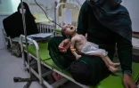Une mère tient son bébé souffrant de malnutrition dans un centre de Médecins sans frontières (MSF) à Hérat, le 22 novembre 2021 en Afghanistan