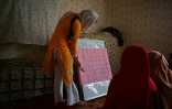 Des jeunes filles étudient dans une école clandestine, en Afghanistan, le 24 juillet 2022