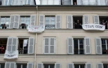 Des habitants d'un immeuble Ă Paris applaudissent les soignants, le 21 avril 2020