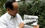 Tran Trong Duyet, ancien directeur de la prison de Hoa Lo à Hanoï, montre des photos avec des prisonniers de guerre américains, chez lui à Haiphong dans le nord du Vietnam, le 3 janvier 2018