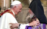 Le chef de l'Eglise apostolique arménienne, le Catholikos Karekine II, reçoit le pape dans sa cathédrale d'Etchmiadzin près d'Erevan, le 24 juin 2016