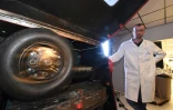 Une roue de voiture est testée sur le goudron nouvelle génération, à Mérignac le 6 juin 2016
