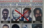 Affiche à Kigali, le 19 mai 2020, du service traquant les fugitifs pour leur rôle dans le génocide du Rwanda, montrant le visage de Fulgence Kayishema, en haut à droite