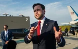 Le vice-président américain JD Vance s'adresse aux journalistes avant de monter à bord de l'Air Force Two, alors qu'il quitte la Suisse après avoir rencontré des représentants iraniens, à la base aérienne d'Emmen, près de Lucerne, le 22 juin 2026