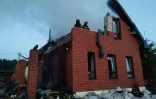 Photo diffusée sur le canal Telegram officiel du gouverneur de la région de Moscou Andreï Vorobiov, le 17 mai 2026, montrant un bâtiment en feu après une attaque aérienne sur un lieu non divulgué dans la région de Moscou