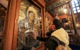 Milad Ayyad, un Palestinien chrétien orthodoxe de la bande de Gaza, dans la basilique de la Nativité à Bethléem, en Cisjordanie occupée, le 26 décembre 2021