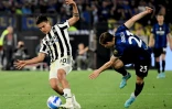 L'attaquant argentin de la Juventus Paulo Dybala (g) devance le milieu de l'Inter Nicolo Barella en finale de la Coupe d'Italie, le 11 mai 2022 à Rome 