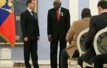 Le président russe, Dmitri Medvedev, avec Lamine Diack le président de l'IAAF à l'époque, lors de la décoration de ce dernier à Moscou le 22 novembre 2011. (ARCHIVES)