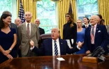 Donald Trump et la Première dame Melania Trump dans le Bureau ovale avec Michael Collins (à gauche), Buzz Aldrin et leurs familles le 19 juillet 2019