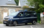 Un fourgon quitte la gendarmerie de Landerneau (Finistère), où la spectatrice qui avait causé une chute massive de coureurs du Tour de France était en garde à vue, le 1er juillet 2021