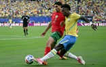 Achraf Hakimi (g) à la lutte avec Vinicius Junior lors du match du Groupe C du Mondial 2026 entre le Maroc et le Brésil (1-1), le 13 juin à East Rutherford.