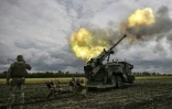 Des soldats ukrainiens tirent avec un canon Caesar sur des positions russes dans la région du Donbass, le 15 juin 2022 dans l'est de l'Ukraine