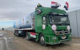 Un camion-citerne égyptien attend du côté égyptien du poste frontière de Rafah avec le sud de la bande de Gaza, le 15 novembre 2023
