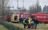 Les secours évacuent une victime de l'accident de train près de Milan, le 25 janvier 2018