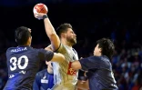 Le Français Luka Karabatic (c) face au Japon lors du Mondial, le 13 janvier 2017 à Nantes