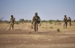 Des soldats français de l'opération Barkhane recherchent la présence d'engins explosifs artisanaux dans le Nord du Burkina Faso, le 12 novembre, 2019
