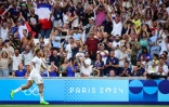 Le milieu de terrain Désiré Doué célèbre son but inscrit face à la Nouvelle-Zélande, lors du tournoi olympique de football de Paris 2024, à Marseille, le 30 juillet 2024