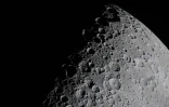 Cette image diffusée le 7 avril 2026 par la NASA montre une portion de la Lune apparaissant au niveau du terminateur – la limite entre le jour et la nuit lunaires – depuis le vaisseau spatial Orion le 6 avril 2026
