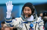 Le milliardaire japonais Yusaku Maezawa effectue un salut, le 8 décembre 2021 au cosmodrome de Baïkonour au Kazakhstan, avant d'embarquer à bord d'une fusée russe pour un séjour à bord de la Station spatiale internationale