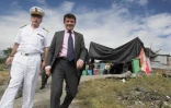 Mardi 26 juillet 2011 - Visite du secrétaire d'Etat au logement Benoist Apparu dans le bidonville de l'Oasis au Port.
(Photo Michel Désiré)